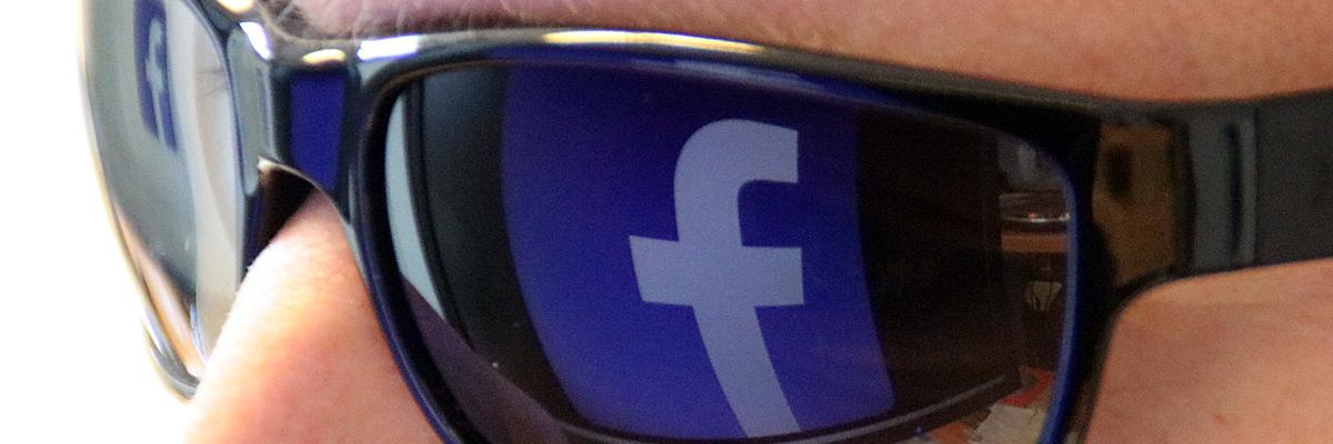 Sonnenbrille mit Facebook-Logo