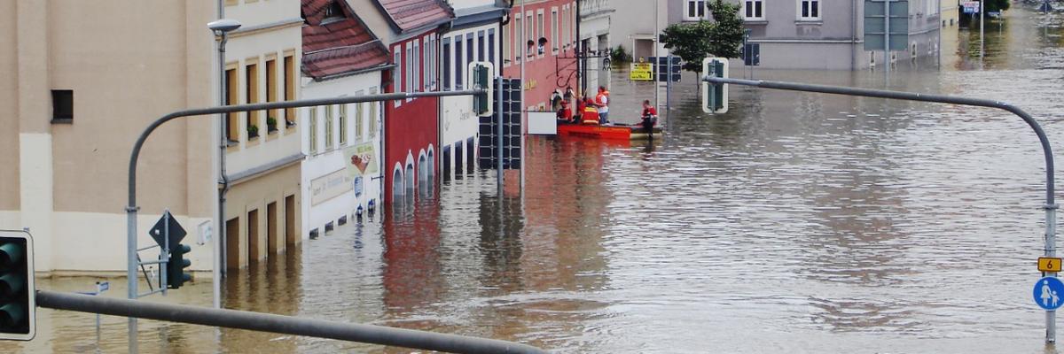 Hochwasser überflutet eine Stadt